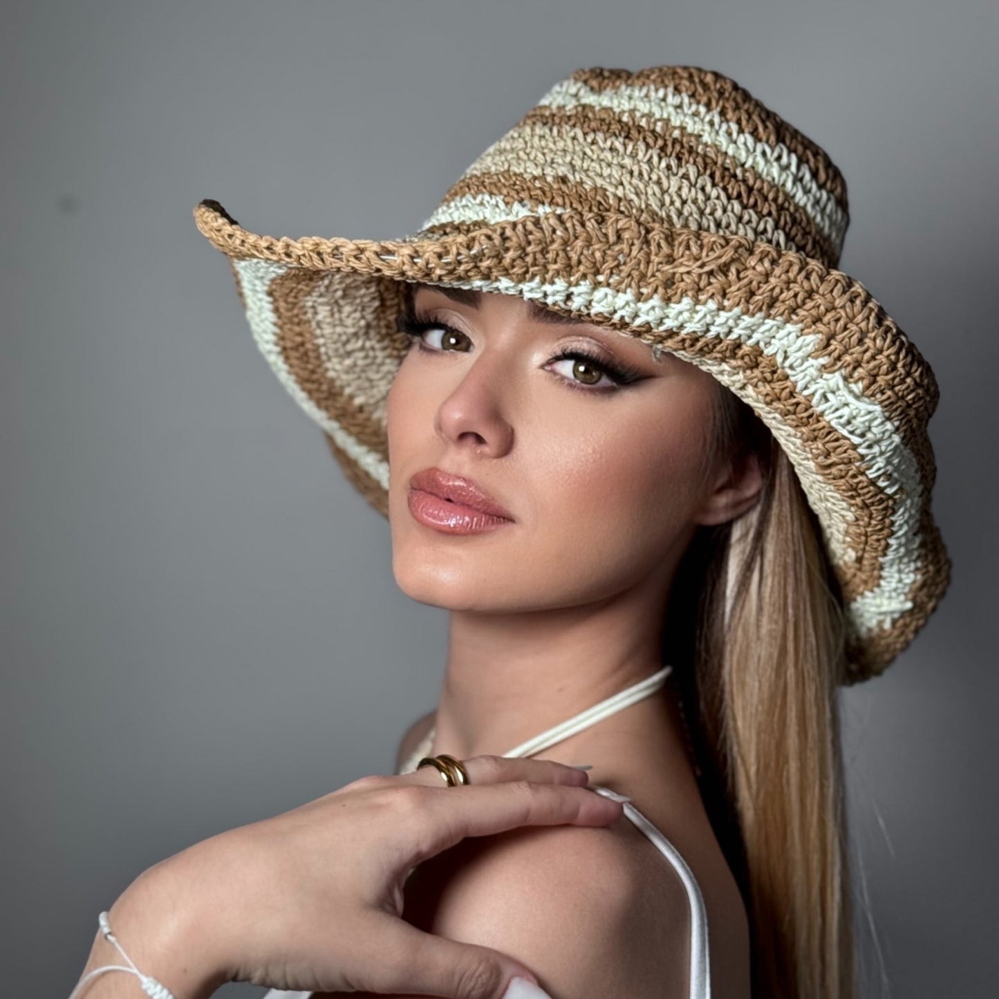 🤠 Chapeau "Texas" Retroussable en Matière Naturelle – Rayures Marron et Beige 🌵