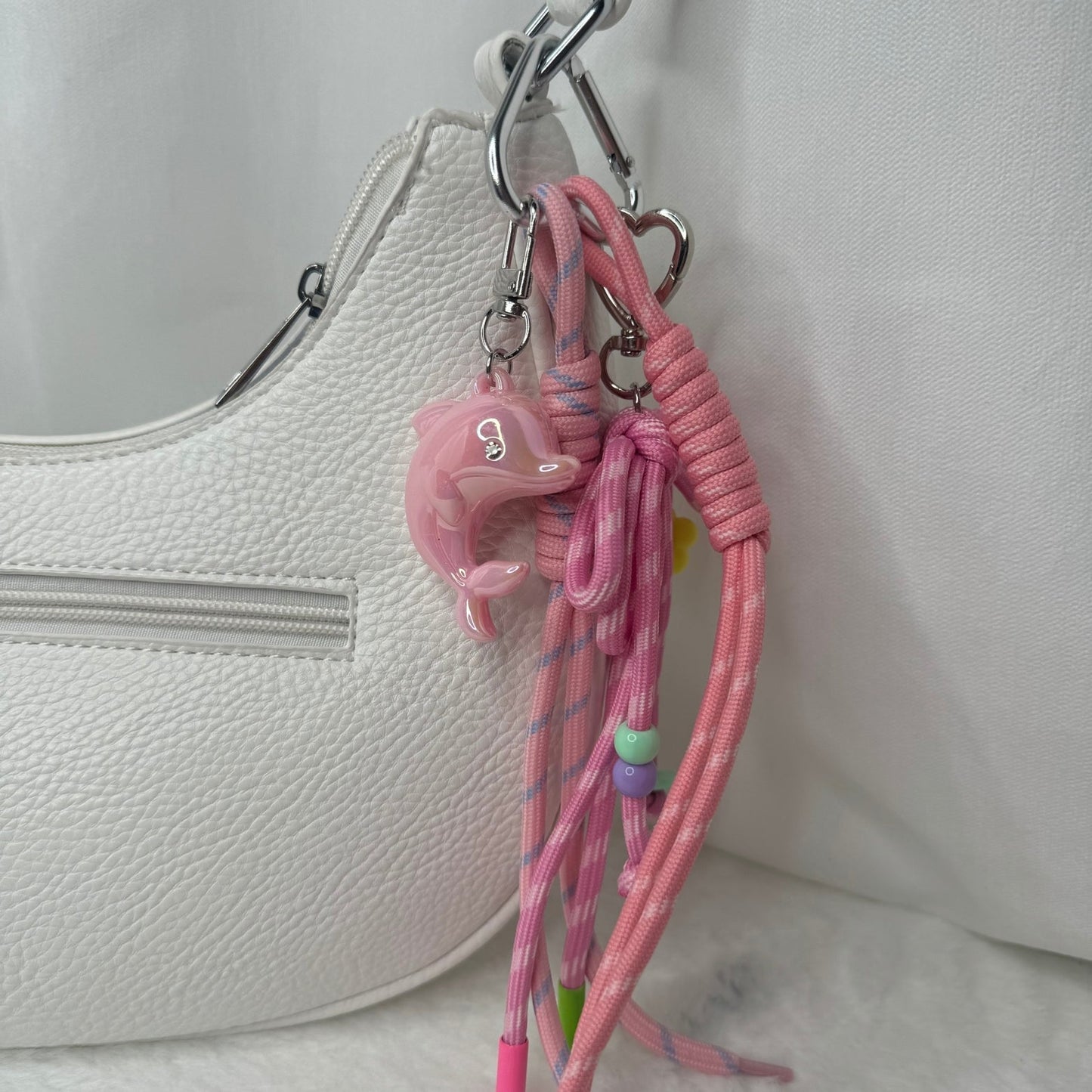 🌸 Grigri de sac – Dauphin rose Aloha 🐬✨