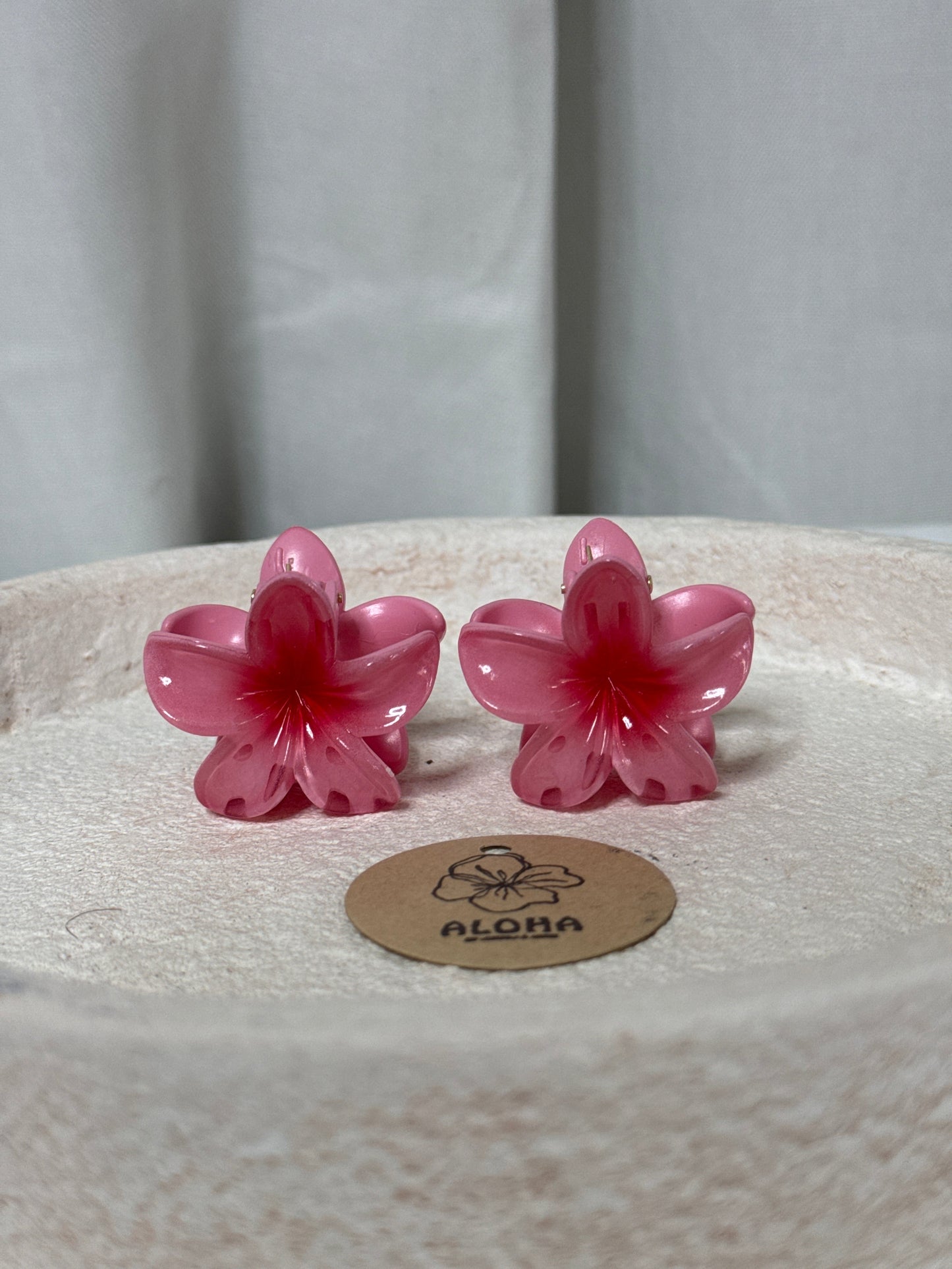 Pince fleur rose cœur rouge