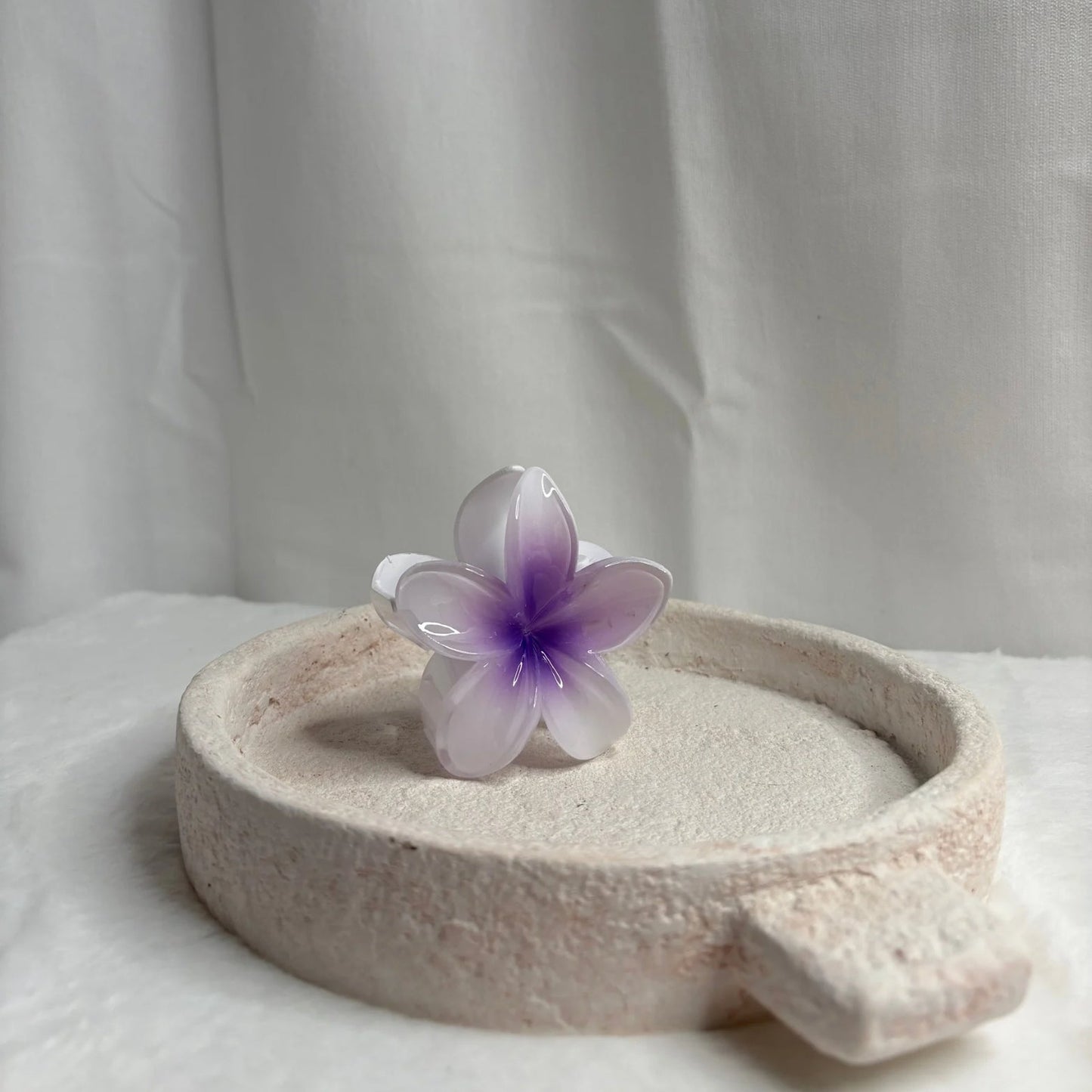 Pince fleurs brillante blanche cœur violet