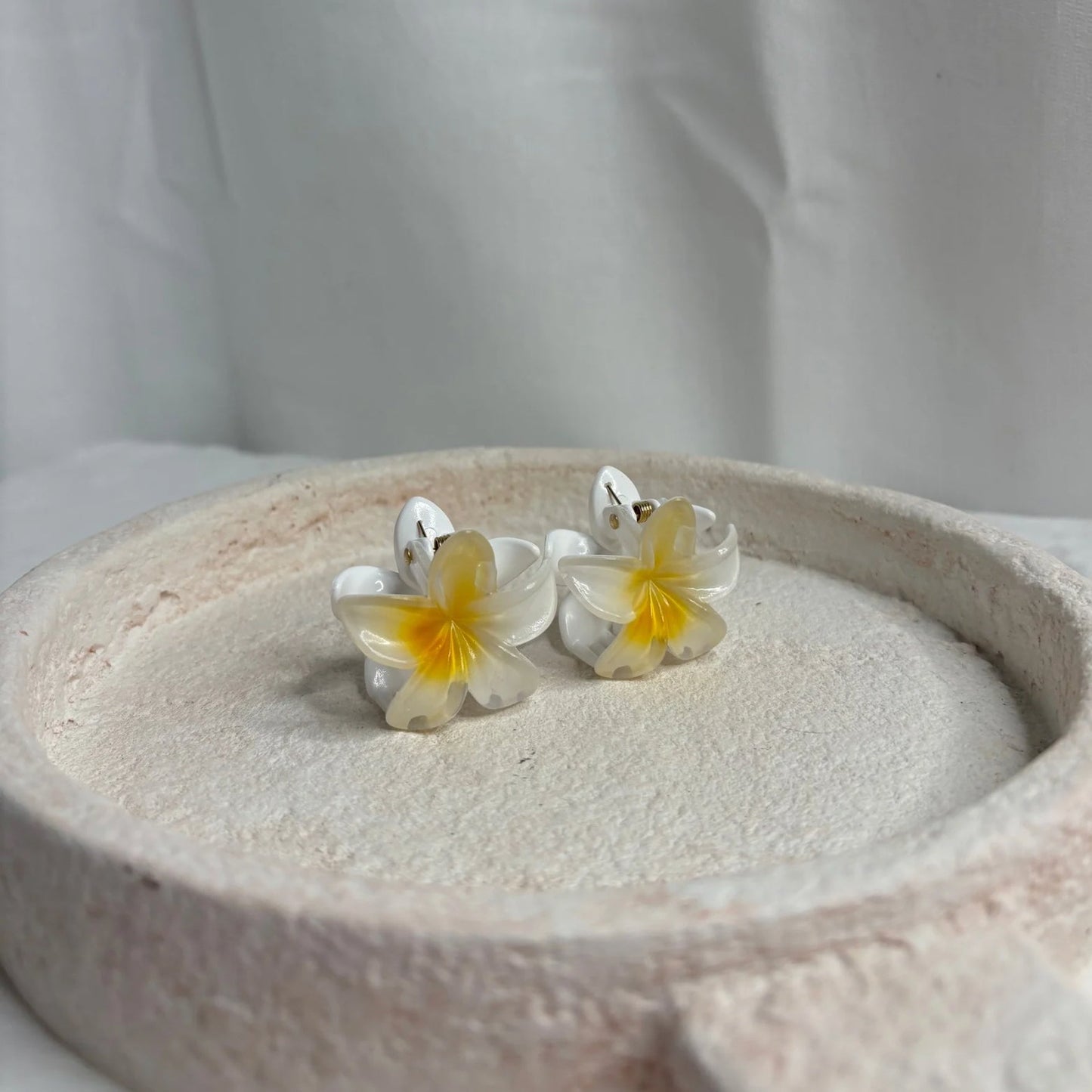 Pinces fleurs mini blanche coeur jaune