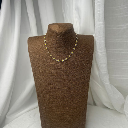 🌸 Collier Petite Fleurs Blanche – Élégance délicate & lumière dorée ✨🌼