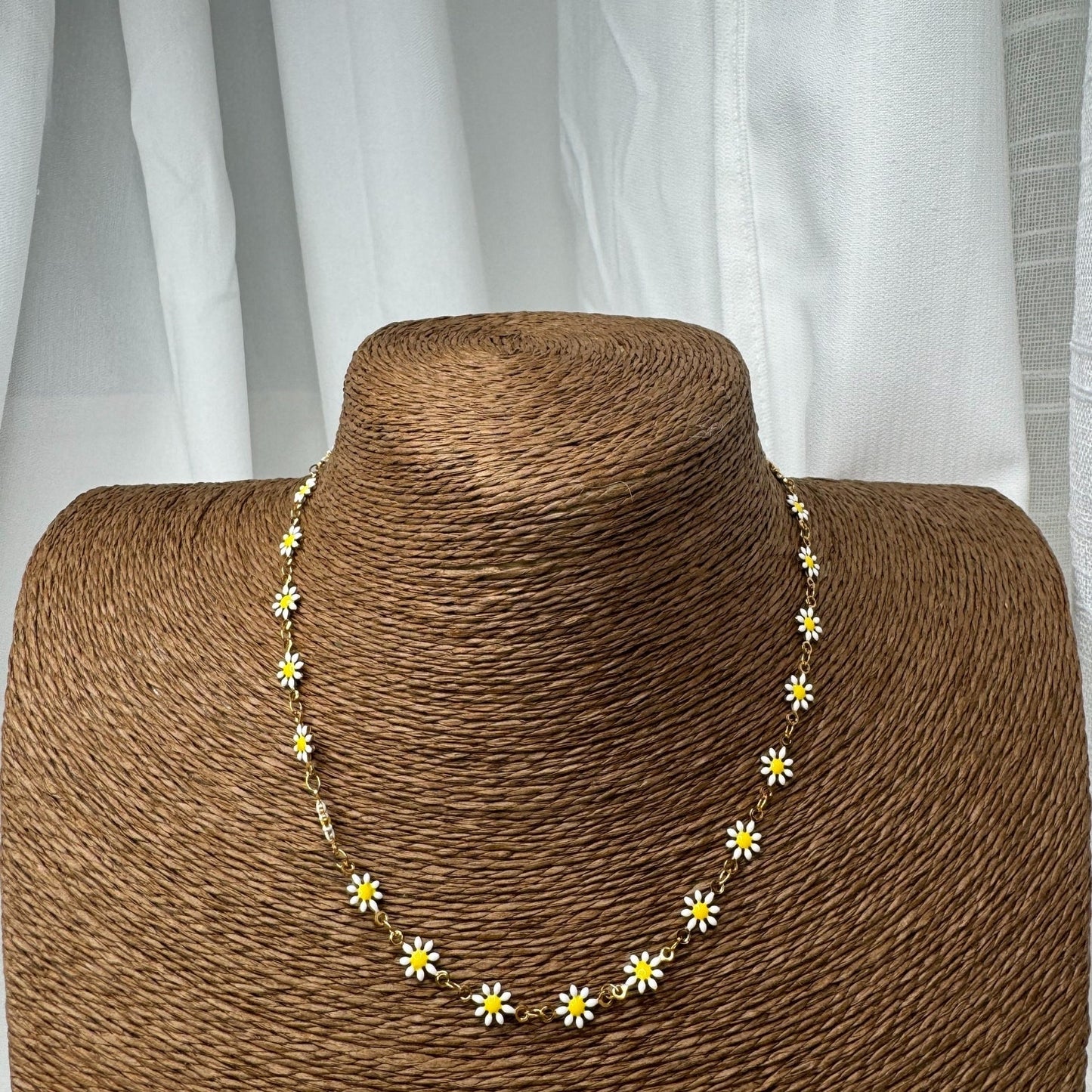 🌸 Collier Petite Fleurs Blanche – Élégance délicate & lumière dorée ✨🌼