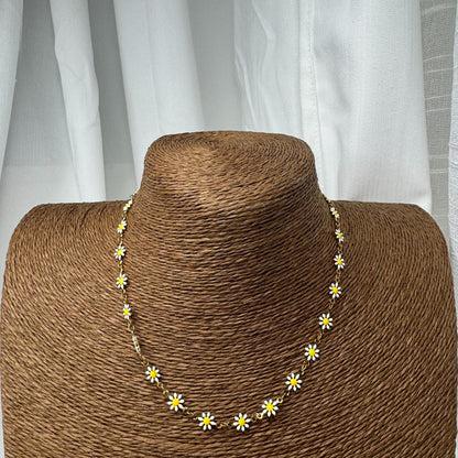 🌸 Collier Petite Fleurs Blanche – Élégance délicate & lumière dorée ✨🌼