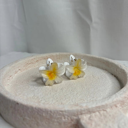 Pinces fleurs mini blanche coeur jaune